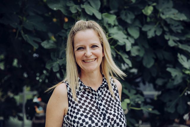 Frau Nadine Sauer